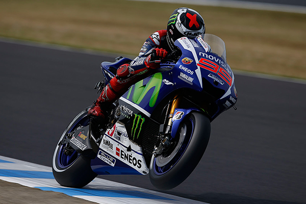 JRPA写真展「COMPETITON」の会場内に展示されるのMotoGPチャンピオンマシンYZR-M1（ホルヘ・ロレンソ号）