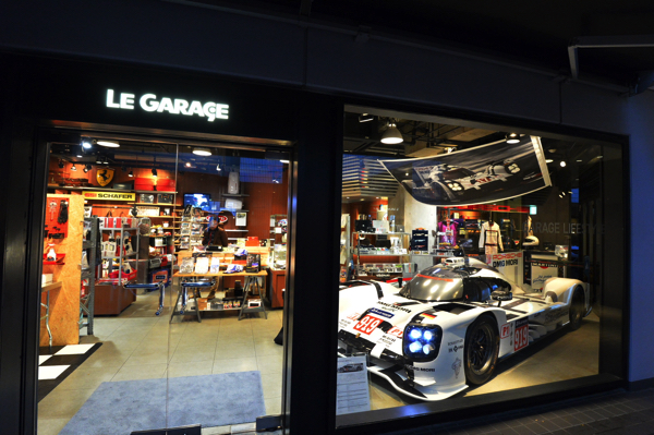 写真展期間中、AXISビル1F ル・ガラージュ店舗内に展示されたPorsche 919 Hybrid（展示用モデル）