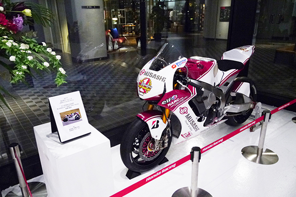 会場内に展示されている全日本JSBチャンピオンマシン ホンダCBR1000RR