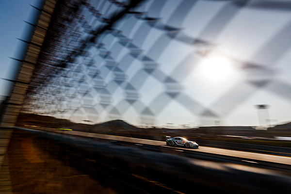 2018 JRPAモータースポーツ写真コンテスト『入賞』した 小川透「金網越しの私の世界」