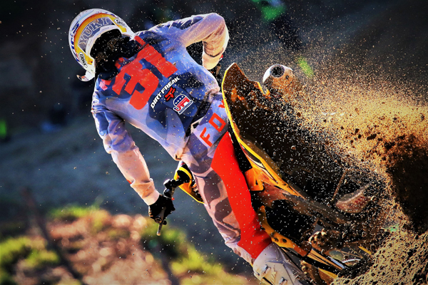 居附信行「蹴散らせ！！」